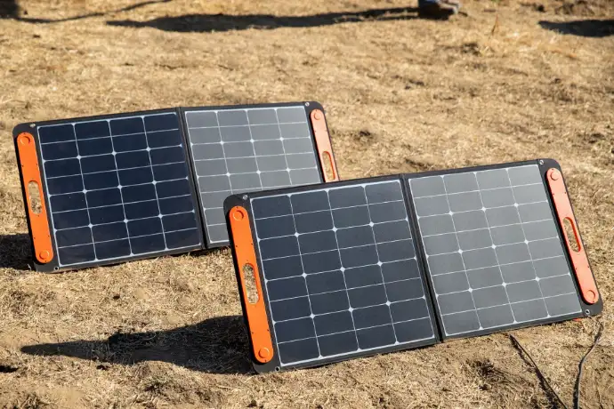 foto de dos placas fotovoltaicas